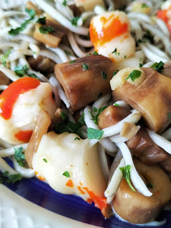 Una foto de Salteado de gulas, surimi y champiñones al ajillo