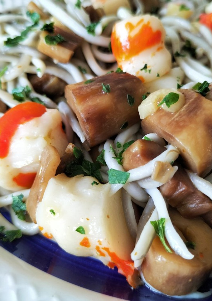 Una foto de Salteado de gulas, surimi y champiñones al ajillo