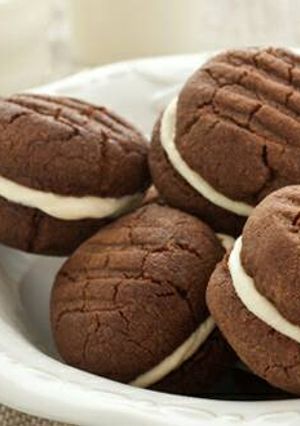 A picture of Chocolate cream biscuit.