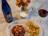 Chili con carne z ziemniakami opiekanymi i tacosami