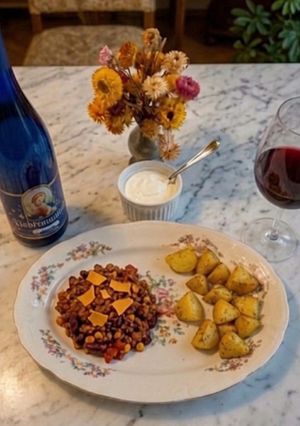 Zdjęcie przepisu Chili con carne z ziemniakami opiekanymi i tacosami.