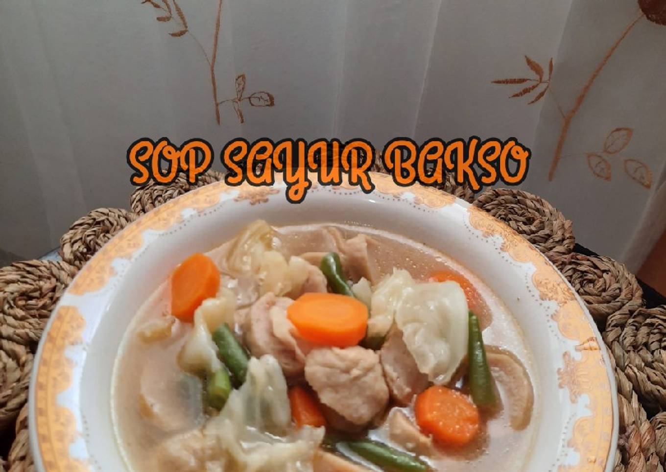 Sup sayur dengan bakso