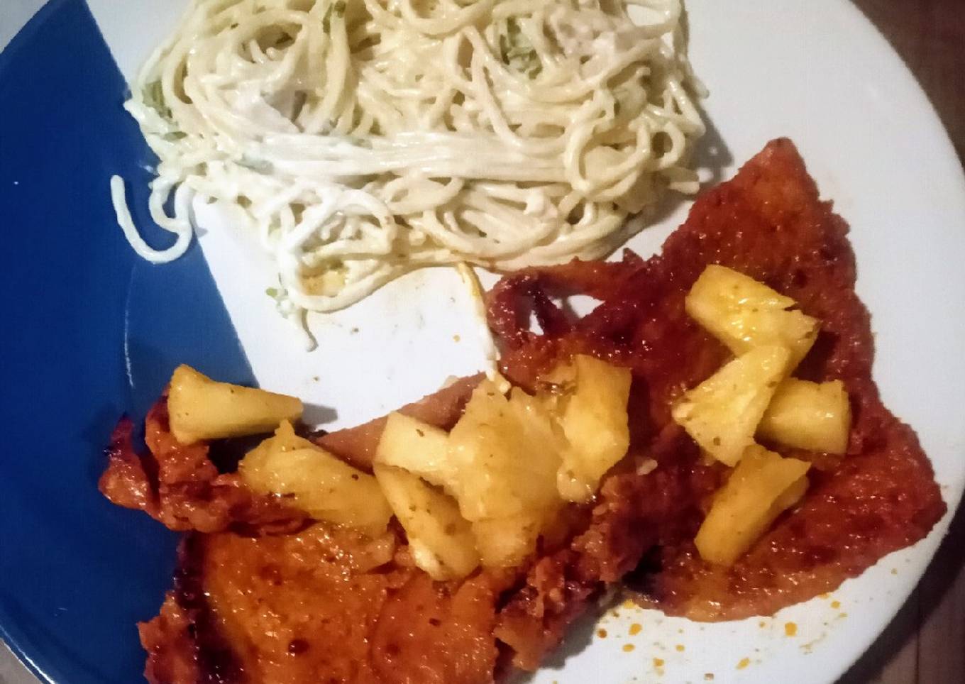 Espagueti blanco acompañado de carne enchilada y piña