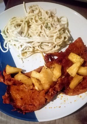 Una foto de Espagueti blanco acompañado de carne enchilada y piña