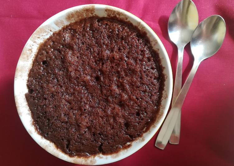 Bolo de chocolate na caneca para dois