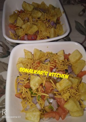 A picture of Chickpea chaat.