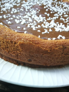 Una foto de Bizcocho esponjoso de moras con glaseado de chocolate