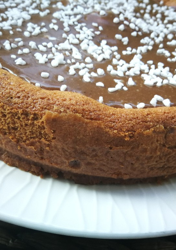 Una foto de Bizcocho esponjoso de moras con glaseado de chocolate