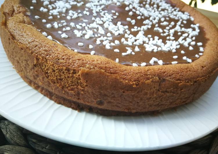 Bizcocho esponjoso de moras con glaseado de chocolate