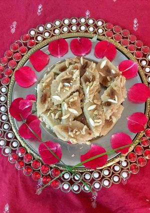 A picture of Rava Coconut Burfi.