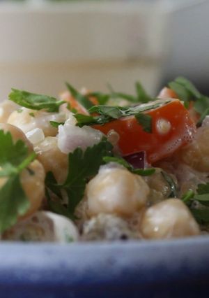 Una foto de Cómo hacer ensalada de garbanzos y quinoa / fácil y rápida - 👉 ensaladas veganas saludables 😉