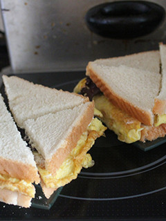 Una foto de Triángulos de tortilla y salmón