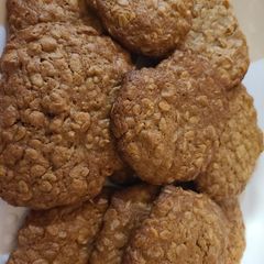 A picture of Peanut butter and honey oatmeal cookies.