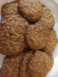 A picture of Peanut butter and honey oatmeal cookies.