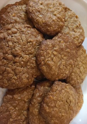 A picture of Peanut butter and honey oatmeal cookies.