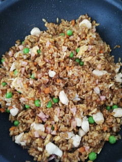 Una foto de Arroz chino frito tres delicias
