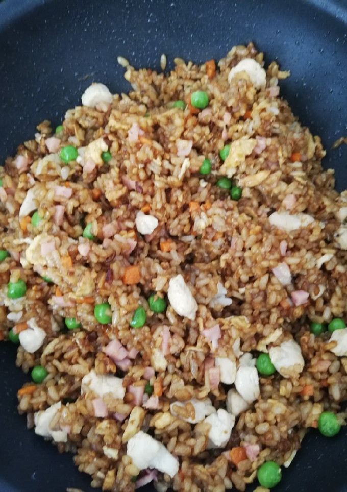 Una foto de Arroz chino frito tres delicias