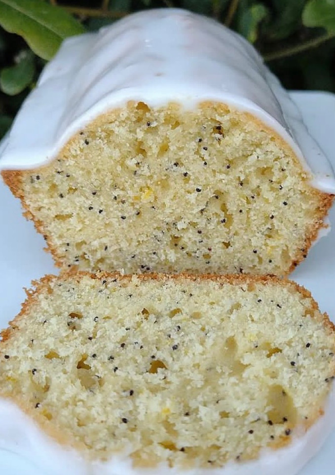 Una foto de Budín de limón y amapolas