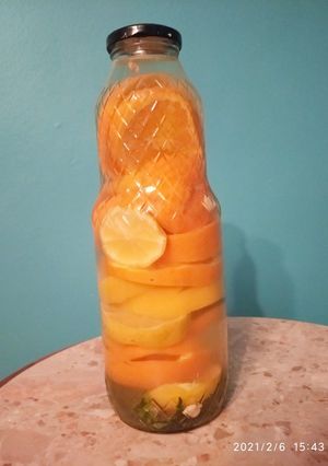 Une photo de Eau détox citron 🍋 / orange 🍊/ feuilles des fraises 🍓