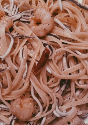 Foto principal de Tallarines con gulas y gambas con un toque picante