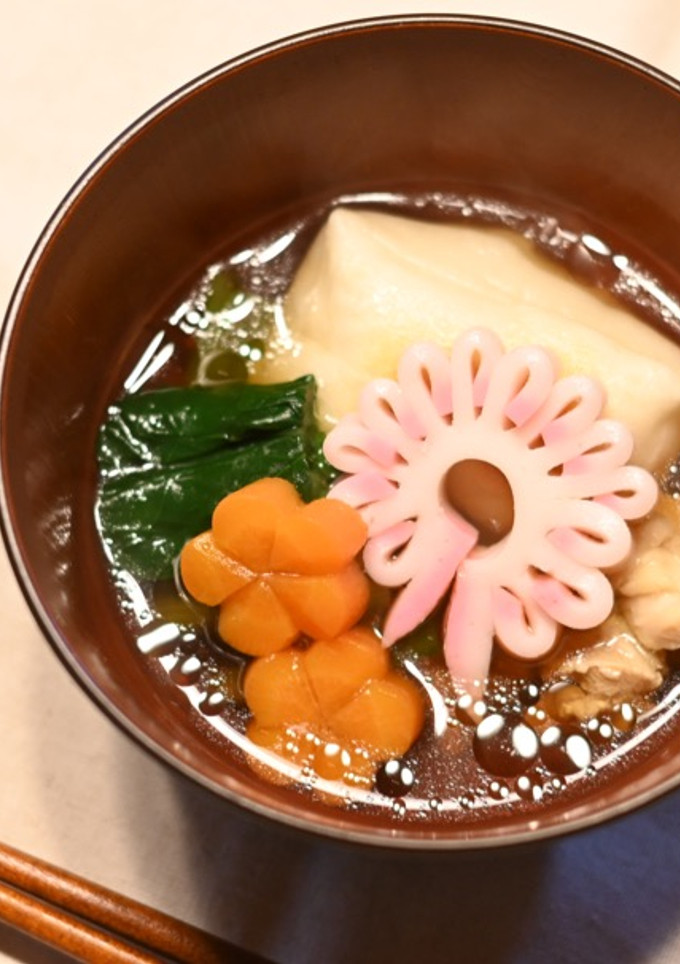 Una foto de Ozoni, sopa con mochi (お雑煮) / Comida japonesa de Año Nuevo🎍🎌