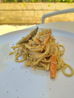 Una foto de Espaguetis curry coco thai con verduras y cacahuetes
