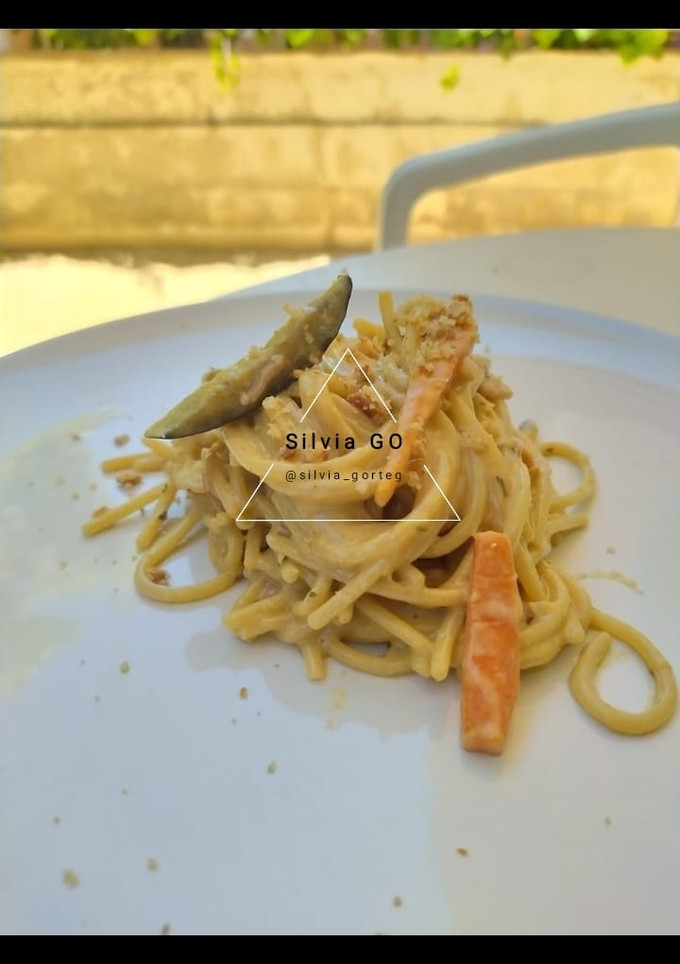 Una foto de Espaguetis curry coco thai con verduras y cacahuetes