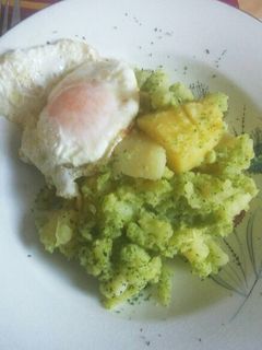 Una foto de Brócoli con patatas al ajillo