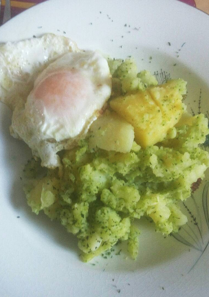 Una foto de Brócoli con patatas al ajillo