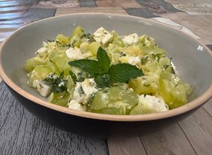 Une photo de Salade froide de courgettes au fromage de chèvre et à la menthe