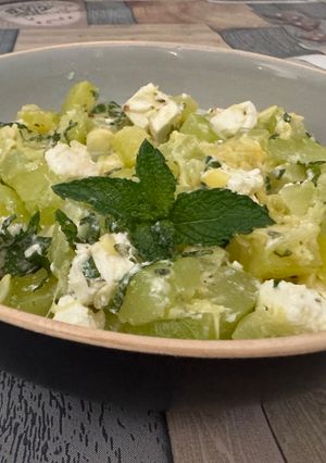 Une photo de Salade froide de courgettes au fromage de chèvre et à la menthe