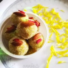 A picture of Coconut ladoo.