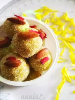 A picture of Coconut ladoo.