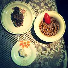 Una foto de Guisado negro de atún, pasta negra y dulce de leche, O Robinsón en Gambia