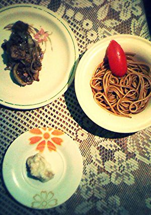 Una foto de Guisado negro de atún, pasta negra y dulce de leche, O Robinsón en Gambia