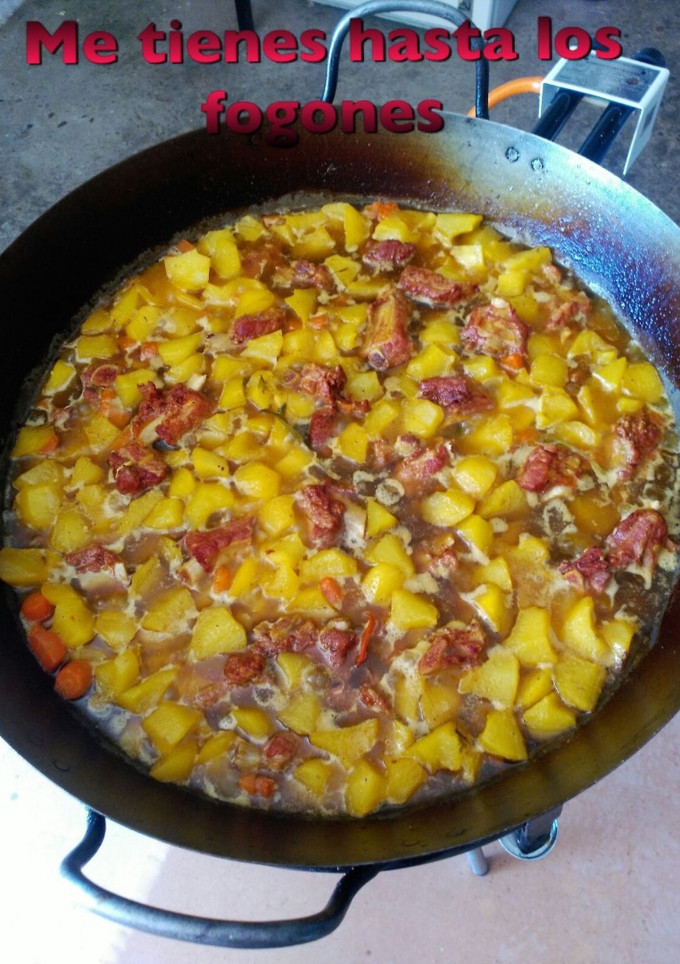 Una foto de Caldereta de costillas con papas