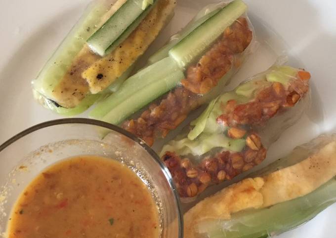 Lumpia basah dengan sambel kacang almond untuk diet