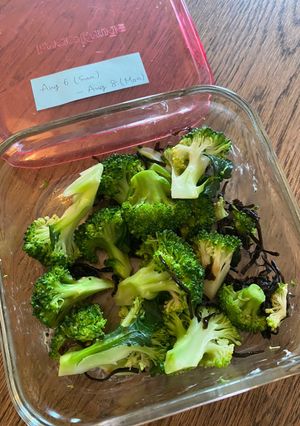 A picture of Boiled broccoli with Shio Konbu and mayonnaise 🥦 - Batch cooking idea 💡.