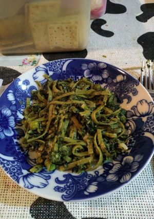 Una foto de Espinacas con fettuccini de espinacas