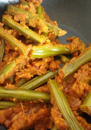 સરગવા નું લોટીયુ શાક(sargvana lot nu saak recipe in Gujarati) રેસીપી મુખ્ય ફોટો