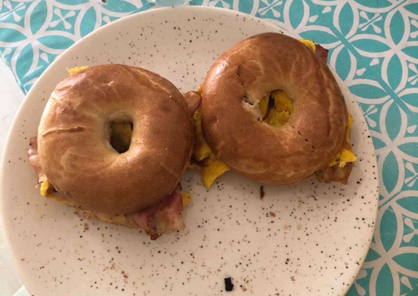 Bagels con bacon y tortilla francesa