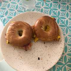 Foto principal de Bagels con bacon y tortilla francesa