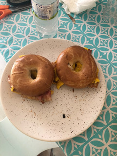 Una foto de Bagels con bacon y tortilla francesa