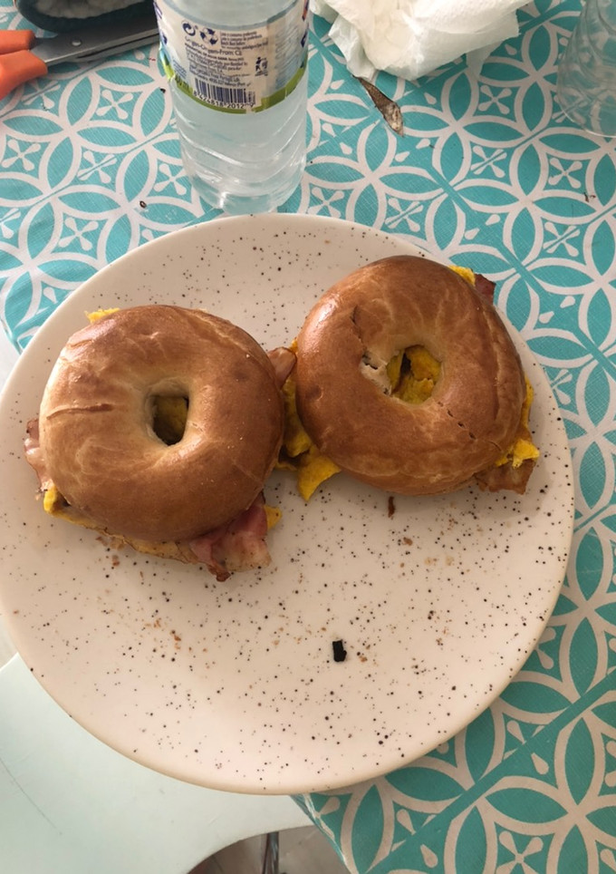 Una foto de Bagels con bacon y tortilla francesa