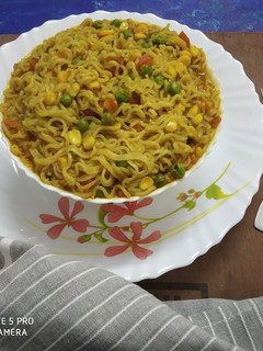 वेजिटेबल मैगी(vegetable maggi) रेसिपी मुख्य फोटो