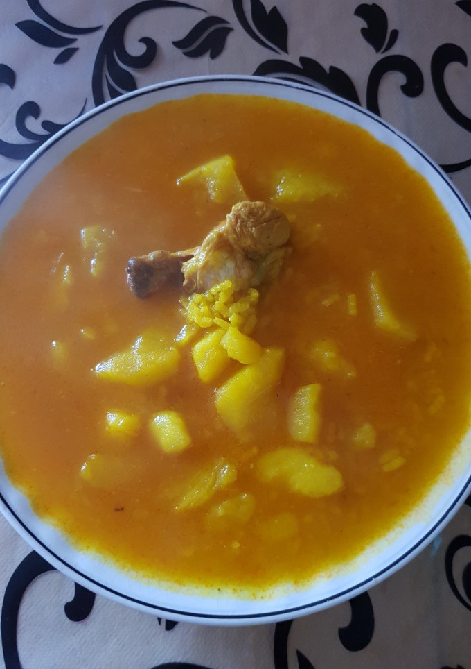 Una foto de Patatas guisadas con pollo y arroz