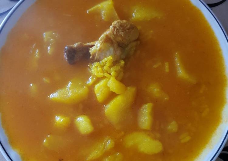 Patatas guisadas con pollo y arroz