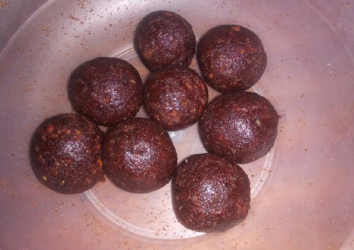 Red jam and cake crumbs balls