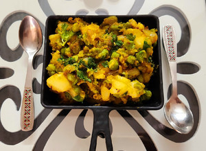 A picture of Dry aloo matar ki sabji.