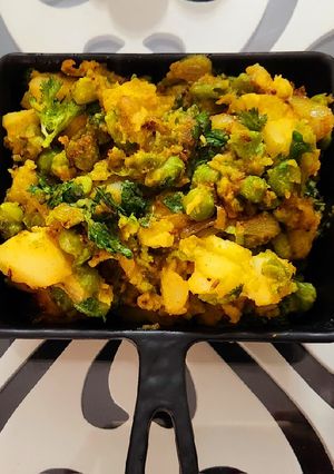 A picture of Dry aloo matar ki sabji.